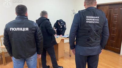 Правоохоронці оголошують про підозру посадовцеві