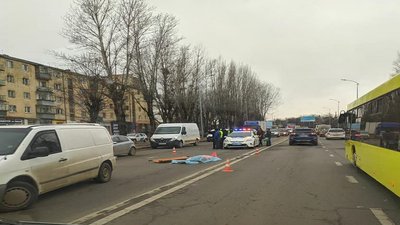 У Львові працівницю ЛКП збили два автомобілі: жінка загинула