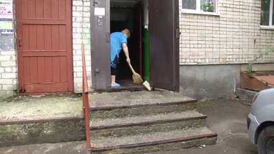 Під'їзд багатоповерхівки на вулиці Гагаріна у Житомирі залило дощем Під'їзд багатоповерхівки на вулиці Гагаріна у Житомирі залило дощем