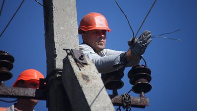 Енергетики відновлюють електропостачання в Ізюмському районі