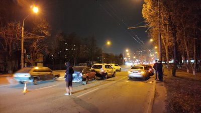 У Полтаві зіткнулися три легковики, рух вулицею обмежений У Полтаві зіткнулися три легковики, рух вулицею обмежений