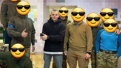 До перемоги: у Харкові барбер безкоштовно стриже військових До перемоги: у Харкові барбер безкоштовно стриже військових