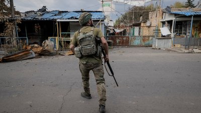Український військовий у Костянтинівці пильнує дрони над містом, 24 серпня 2025 року