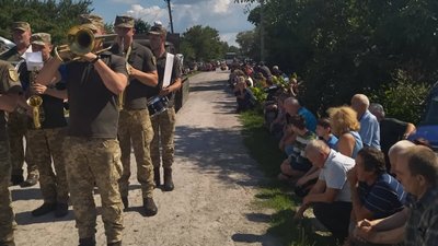 У Бурині на Сумщині поховали солдата Миколу Білоуса, який загинув під Харковом У Бурині на Сумщині поховали солдата Миколу Білоуса, який загинув під Харковом