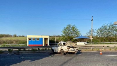 На трасі Одеса-Київ сталась аварія, двоє людей травмовані На трасі Одеса-Київ сталась аварія, двоє людей травмовані