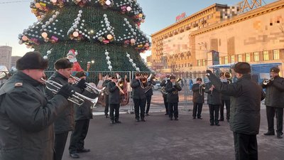 Військовий оркестр зіграв новорічне попурі у центрі Харкова Військовий оркестр зіграв новорічне попурі у центрі Харкова
