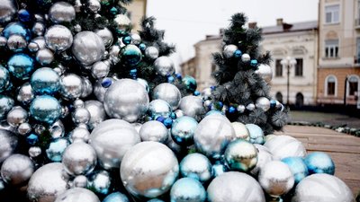 На площі Філармонії у Чернівцях облаштували новорічну фотозону На площі Філармонії у Чернівцях облаштували новорічну фотозону