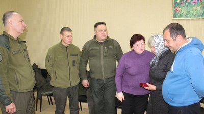 На Полтавщині мати загиблого воїна отримала орден сина На Полтавщині мати загиблого воїна отримала орден сина