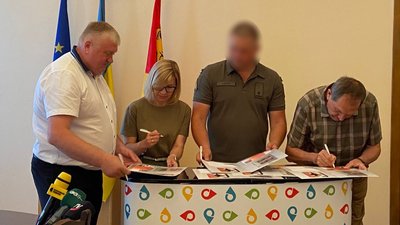 У Кропивницькому презентували й погасили марку на честь бойових літаків. Зліва направо: голова Кіровоградської облради Юрій Дрозд, керівниця Кіровоградської дирекції Укрпошти Тетяна Капустіна, військовий, начальник Кіровоградської ОВА Андрій Райкович У Кропивницькому презентували й погасили марку на честь бойових літаків. Зліва направо: голова Кіровоградської облради Юрій Дрозд, керівниця Кіровоградської дирекції Укрпошти Тетяна Капустіна, військовий, начальник Кіровоградської ОВА Андрій Райкович