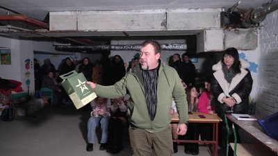 На Волині школярі з волонтерами висадили пів тисячі цибулин квітів із Нідерландів На Волині школярі з волонтерами висадили пів тисячі цибулин квітів із Нідерландів