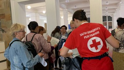 Переселенці отримують грошові ваучери Переселенці отримують грошові ваучери