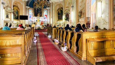 В Ужгороді християни західного обряду освячують паски В Ужгороді християни західного обряду освячують паски