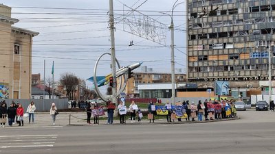 "Світ має знати, що їх там катують": у Вінниці пройшла мирна акція на підтримку військовополонених "Світ має знати, що їх там катують": у Вінниці пройшла мирна акція на підтримку військовополонених