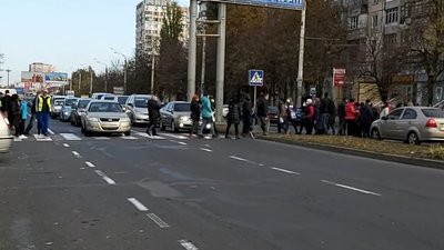 В Одесі підприємці перекрили рух транспорту через "карантин вихідного дня" В Одесі підприємці перекрили рух транспорту через "карантин вихідного дня"
