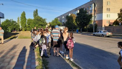 У селищі Нове на автобус до Кропивницького чекають 24 учнів. У селищі Нове на автобус до Кропивницького чекають 24 учнів.