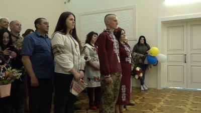 "Він – усе моє життя": у Черкасах одружився військовий, що вирушає на фронт "Він – усе моє життя": у Черкасах одружився військовий, що вирушає на фронт