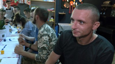 У Луцьку діти з синдромом Дауна та їхні батьки організовують заняття арттерапії для військових У Луцьку діти з синдромом Дауна та їхні батьки організовують заняття арттерапії для військових