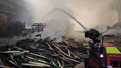 Львівські рятувальники гасили пожежу на складах за допомогою робота