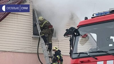 "Спала після нічної зміни". У Сумах на вулиці Боровій сталася пожежа в приватному будинку "Спала після нічної зміни". У Сумах на вулиці Боровій сталася пожежа в приватному будинку