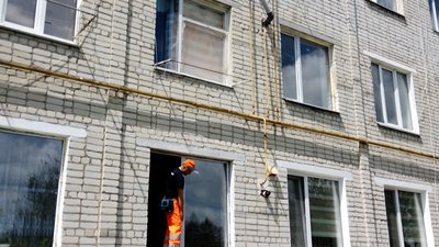 В Овручі на Житомирщині триває відновлення пошкоджених внаслідок авіаударів будинків