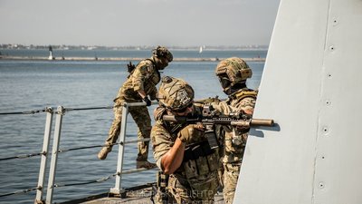В Одесі відбулися тренування спецпризначенців на британському есмінці В Одесі відбулися тренування спецпризначенців на британському есмінці