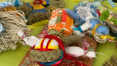 У Тернополі волонтерки виготовляють ляльки-мотанки У Тернополі волонтерки виготовляють ляльки-мотанки