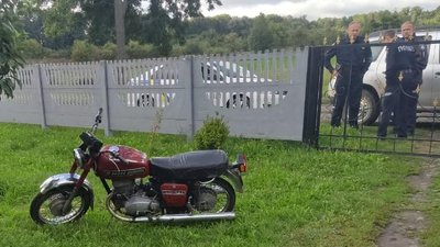 На Вінниччині п'яний мотоцикліст збив двох пішоходів та втік з місця аварії