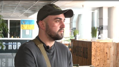 Черкасець пройшов пішки 83 кілометри, щоб підтримати бійців "Азову" Черкасець пройшов пішки 83 кілометри, щоб підтримати бійців "Азову"