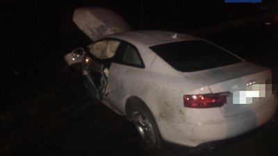 У Харкові Audi влетіла в стовп: водія та пасажира забрала швидка У Харкові Audi влетіла в стовп: водія та пасажира забрала швидка