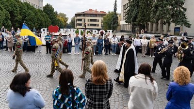 В Ужгороді попрощалися із загиблим військовим Сергієм Диньком В Ужгороді попрощалися із загиблим військовим Сергієм Диньком