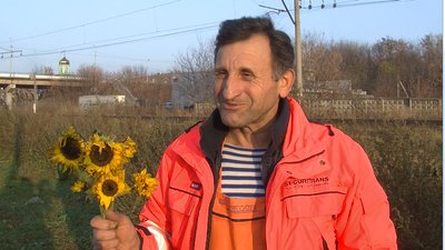 Василь Рижук із соняшниками Василь Рижук із соняшниками