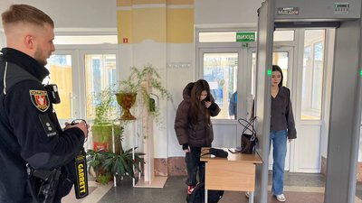 Cтаршокласників та відвідувачів шкіл у Луцьку перевіряють металодетекторами Cтаршокласників та відвідувачів шкіл у Луцьку перевіряють металодетекторами