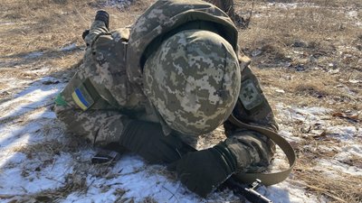 На Харківщині українських захисників тренують колишні військові країн НАТО На Харківщині українських захисників тренують колишні військові країн НАТО
