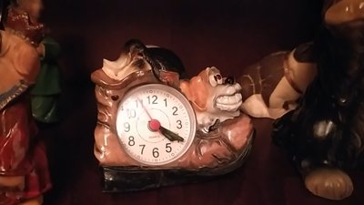 На фото: статуетка собака-годинник з колекції Людмили Казанцевої. На фото: статуетка собака-годинник з колекції Людмили Казанцевої.