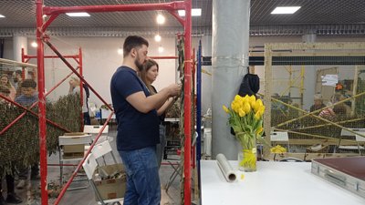 Харківський артист Віктор Гончаренко плете маскувальні костюми у Полтаві