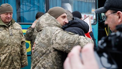 У Луцьку зустріли чотирьох звільнених з полону волинян У Луцьку зустріли чотирьох звільнених з полону волинян