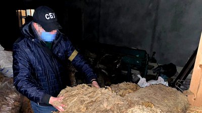 На Тернопільщині працівники СБУ викрили підпільний цех з виробництва тютюну