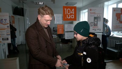 "Я дуже сильно хочу перемоги": на Рівненщині школяр наколядував п'ять тисяч гривень та передав їх на потреби ЗСУ "Я дуже сильно хочу перемоги": на Рівненщині школяр наколядував п'ять тисяч гривень та передав їх на потреби ЗСУ