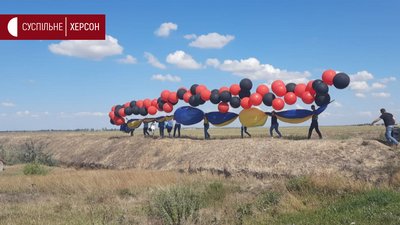 На адмінмежі з окупованим Кримом запустили в небо 25-метровий прапор На адмінмежі з окупованим Кримом запустили в небо 25-метровий прапор