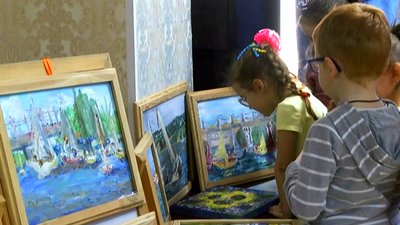 Вісім дитячих картин з Миколаєва отримав кропивницький дитсадок