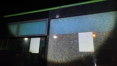 Двоє молодиків обстріляли комунальний автобус у Сумах