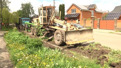 У Житомирі жителі вулиці Дмитрівської скаржаться на комунальників, котрі пошкодили їхній газон У Житомирі жителі вулиці Дмитрівської скаржаться на комунальників, котрі пошкодили їхній газон