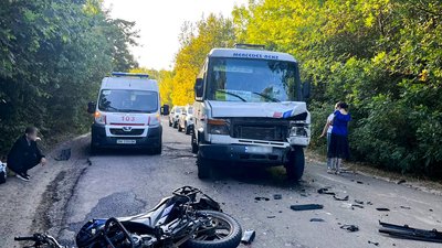 Зіткнувся із маршруткою: внаслідок ДТП загинув 20-річний мотоцикліст на Рівненщині