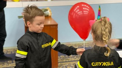 У залі пожежної частини в Одесі зареєстрували шлюб. Фото У залі пожежної частини в Одесі зареєстрували шлюб. Фото