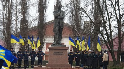 Розгорнули 29 прапорів, співали Гімн, бажали Україні миру. У Кропивницькому відзначили День Соборності Розгорнули 29 прапорів, співали Гімн, бажали Україні миру. У Кропивницькому відзначили День Соборності