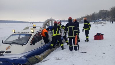 Що робити, якщо провалились під лід: у Тернополі провели навчання Що робити, якщо провалились під лід: у Тернополі провели навчання