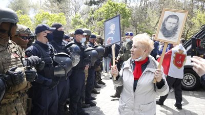 В Одесі між поліцією та "Безсмертним полком" сталися сутички. Є затримані В Одесі між поліцією та "Безсмертним полком" сталися сутички. Є затримані