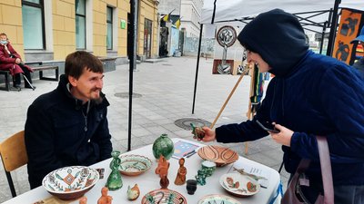 "Коло молодих митців" – у Житомирі презентували свої творчі роботи майстри з 14 регіонів України "Коло молодих митців" – у Житомирі презентували свої творчі роботи майстри з 14 регіонів України