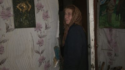 Зайти у свій будинок Віра Чарупа може тільки боком.