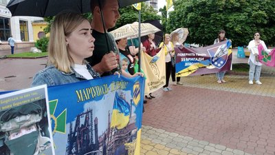 Учасники акції "Поверніть героїв додому" тримають в руках патріотичні плакати, в підтримку військових, що перебувають у російському полоні, 7 липня 2023 рік. Учасники акції "Поверніть героїв додому" тримають в руках патріотичні плакати, в підтримку військових, що перебувають у російському полоні, 7 липня 2023 рік.